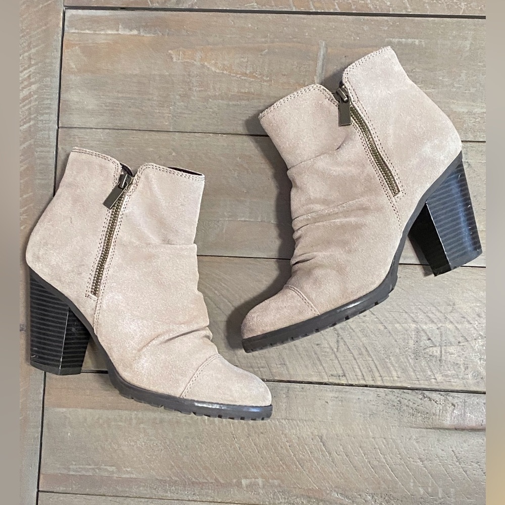 White Mountain Light Gray Suede Ankle Boots l Women’s Heeled Boots Size 8M